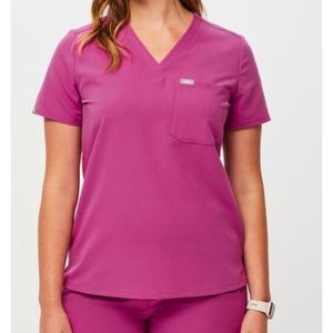 Women’s bright fuchsia catarina one pocket Figs top